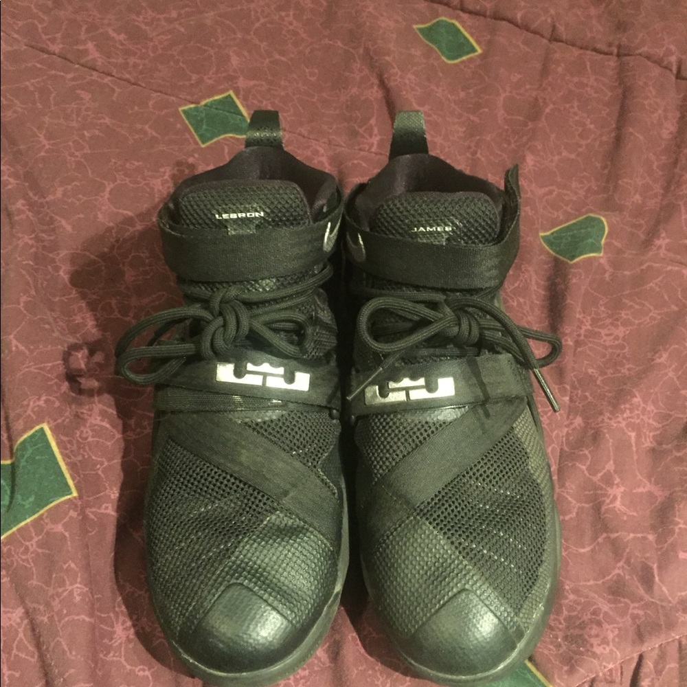 Nike lebron james basketball shoes